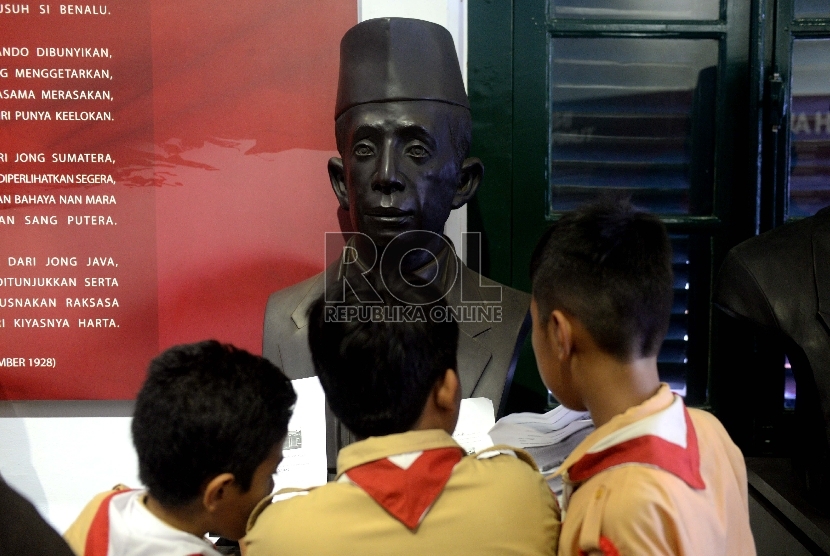 Sejumlah anak sekolah mengunjungi sambil mencari informasi di Museum Sumpah Pemuda, Jakarta, Rabu (28/10).  (Republika/Wihdan)