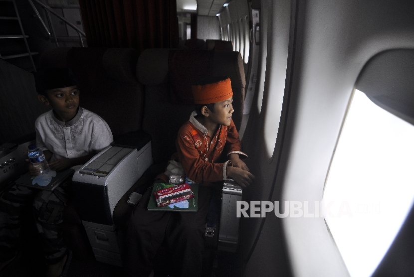 Sejumlah anak duduk di kursi pesawat Garuda Indonesia (ilustrasi). Garuda meluncurkan program Selection Seat, dimana penumpang dapat memilih kursi saat check-in.