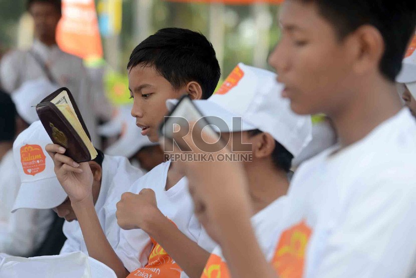  Sejumlah anak yatim mengikuti khataman Alquran 