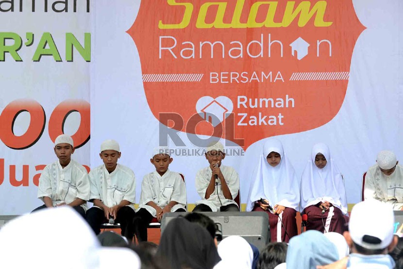  Sejumlah anak yatim mengikuti Khataman Alquran yang diadakan oleh Rumah Zakat di Monumen Nasional (Monas) Jakarta, Ahad (7/7).  (Republika/Agung Supriyanto)