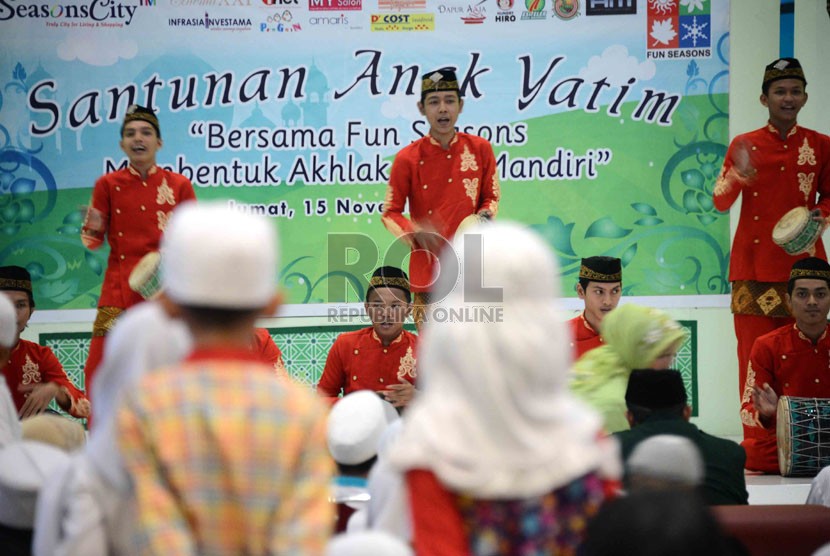  Sejumlah anak yatim piatu mengikuti perayaan Hari Lebaran Anak Yatim Piatu di Mal Seasons City, Jakarta, Jumat (15/11).  (Republika/Agung Supriyanto)