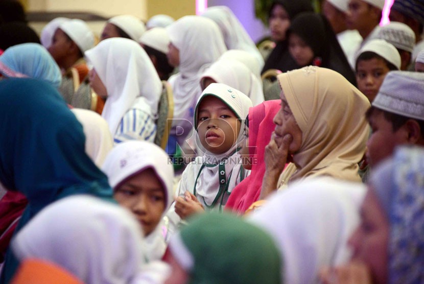  Sejumlah anak yatim piatu mengikuti perayaan Hari Lebaran Anak Yatim Piatu di Mal Seasons City, Jakarta, Jumat (15/11).  (Republika/Agung Supriyanto)