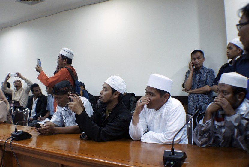 Sejumlah anggota Aliansi Pergerakan Islam (API) Jabar melakukan audiensi dengan anggota dewan terkait kasus bentrokan dengan ormas lain usai pemeriksaan Habib Rizieq di Mapolda Jabar, Bandung, Jawa Barat, Jumat (13/1). 