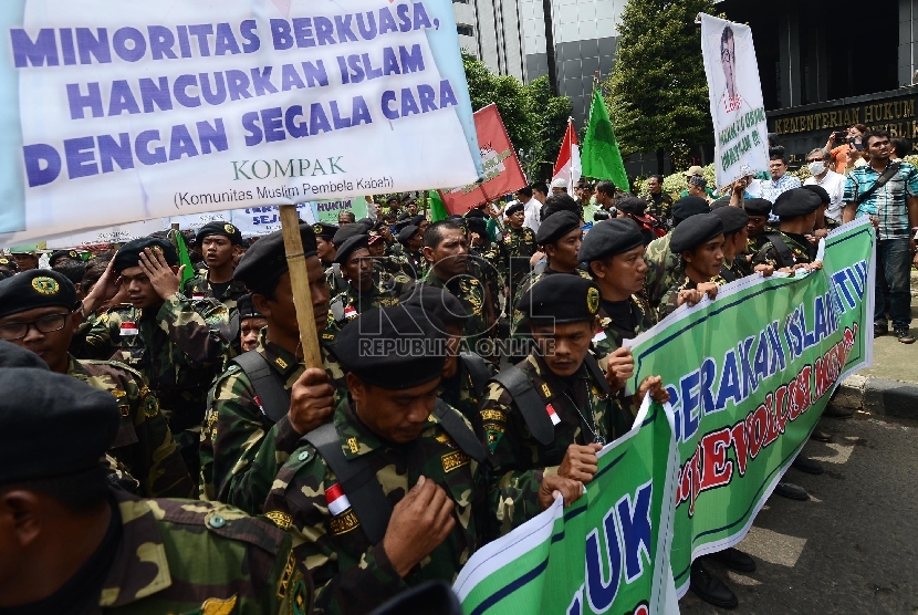  Sejumlah anggota Angkatan Muda Ka'bah (AMK) bersama Kader PPP melakukan unjuk rasa di depan Gedung Kementerian Hukum dan HAM, Jakarta, Senin (28/12).  (Republika/Raisan Al Farisi)