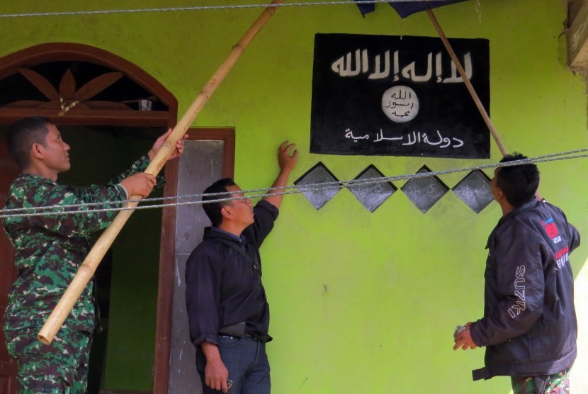 Sejumlah anggota BabinsaTNI menunjukkan lambang ISIS (Negara Islam Irak dan Syiria) di dinding rumah terduga anggota ISIS berinisial Un (32) di Dusun Sumur, Ngadisepi, Gemawang, Temanggung, Jateng Senin (25/5).