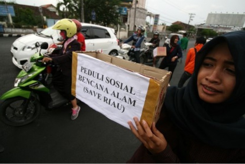 Sejumlah anggota Badan Eksekutif Mahasiswa Kediri Raya melakukan penggalangan dana untuk korban kabut asap Riau di Alun-alun Kota Kediri, Jawa Timur, Ahad (8/11). 