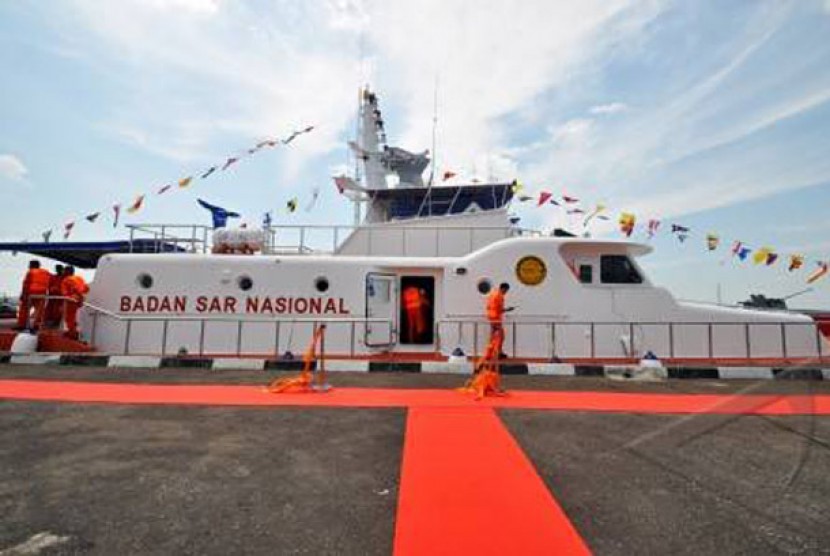 Sejumlah anggota Badan SAR Nasional (Basarnas) berada di atas kapal Rescue Boat (RB) 214 usai diresmikan, di dermaga Lanal Pontianak, Selasa (21/6). 