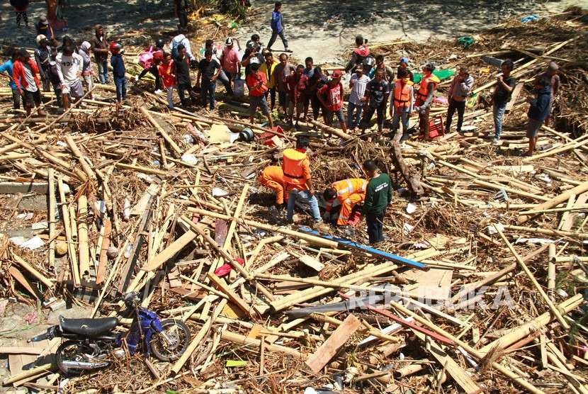 Sejumlah anggota Basarnas melakukan Evakuasi korban gempa dan tsunami, di Pantai Talise, Palu, Sulawesi Tengah, Ahad (30/9). 