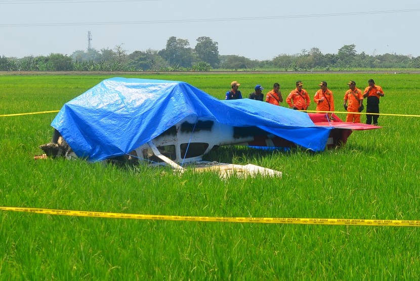 Sejumlah anggota Basarnas melihat pesawat jenis Cesna 172 yang jatuh di areal sawah Desa Banjar Wangunan, Mundu, Cirebon, Jawa Barat, Selasa (30/8). 