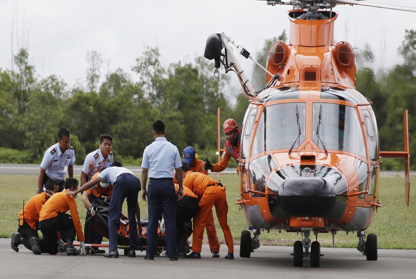  Sejumlah anggota Basarnas mengevakuasi jenazah korban jatuhnya pesawat AirAsia QZ8501, di Lanud TNI AU Iskandar Pangkalan Bun, Kalteng, Rabu (31/12).  (AP/Achmad Ibrahim)