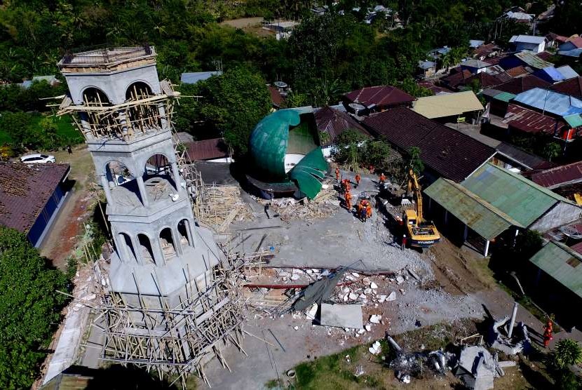 Dead victims evacuated from the ruin of Jabal Nur Mosque in Tanjung, North Lombok, West Nusa Tenggara, Tuesday (Aug 7).
