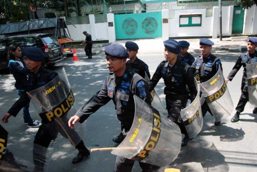 Sejumlah anggota Brimob berada di sekitar Kedutaan Myanmar, Menteng, Jakarta, Jumat (3/5). 