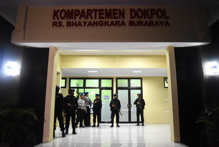 Sejumlah anggota Brimob Polda Jawa Timur berjaga didepan ruangan ketika terduga teroris kawasan Desa Beji, Kabupaten Tuban ketika tiba di ruang Kompartemen Dokpol Rumah Sakit Bhayangkara Polda Jawa Timur, Surabaya, Sabtu (8/4).