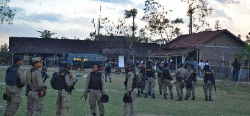 Sejumlah anggota Brimob Polda NTB bersiaga saat melakukan penyisiran di areal Pondok Pesantren Umar bin Khattab, di Kabupaten Bima, NTB, Rabu (13/7). 