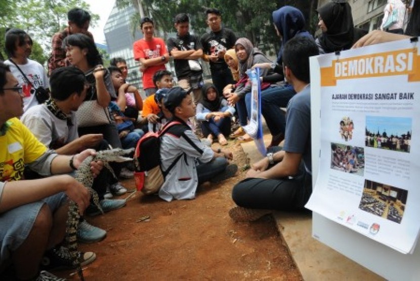 Sejumlah anggota dari beragam komunitas mendengarkan penjelasan mentor mengenai politik dan demokrasi dalam kegiatan 