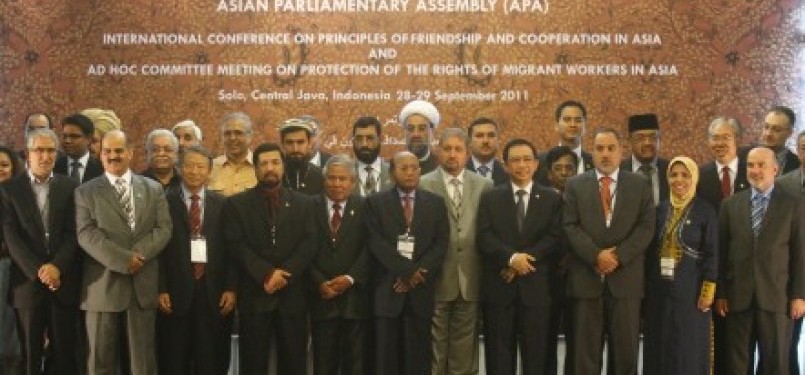Sejumlah anggota delegasi berfoto bersama pada pembukaan Asian Parliamentary Assembly (APA) di The Sunan Hotel, Solo, Jateng, Selasa (28/9). 