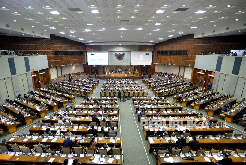 Sejumlah anggota dewan mengikuti sidang pada Rapat Paripurna pengesahan UU Ormas di Kompleks Parlemen, Senayan, Jakarta, Selasa (24/10). 