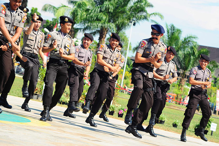 Sejumlah anggota Direktorat Sabhara Polda Kalbar menari 'Gangnam Style' membawakan drama parodi dalam perayaan HUT ke-67 Polri di Mapolda Kalbar, di Pontianak, Senin (1/7)