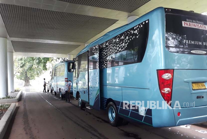 Sejumlah anggota DPD I partai Golkar datang ke Istana Bogor menggunakan dua minibus, Kamis (30/11). 