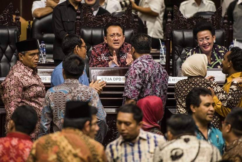 Sejumlah anggota DPD melakukan lobi kepada Pimpinan DPD Irman Gusman (tengah) dan Gusti Kanjeng Ratu Hemas saat disela sidang Paripurna di Gedung Parlemen Senayan, Jakarta, Senin (11/4). (Antara/ M Agung Rajasa)
