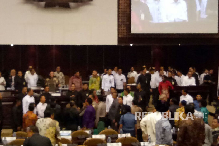 Sejumlah anggota DPD RI terlibat kericuhan sebelum Sidang Paripurna dimulai, di Gedung Nusantara V, Kompleks Parlemen, pada Senin (3/4).