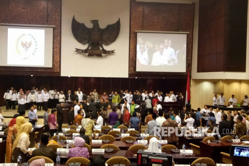 Sejumlah anggota DPD RI terlibat kericuhan sebelum Sidang Paripurna dimulai, di Gedung Nusantara V, Kompleks Parlemen, pada Senin (3/4).