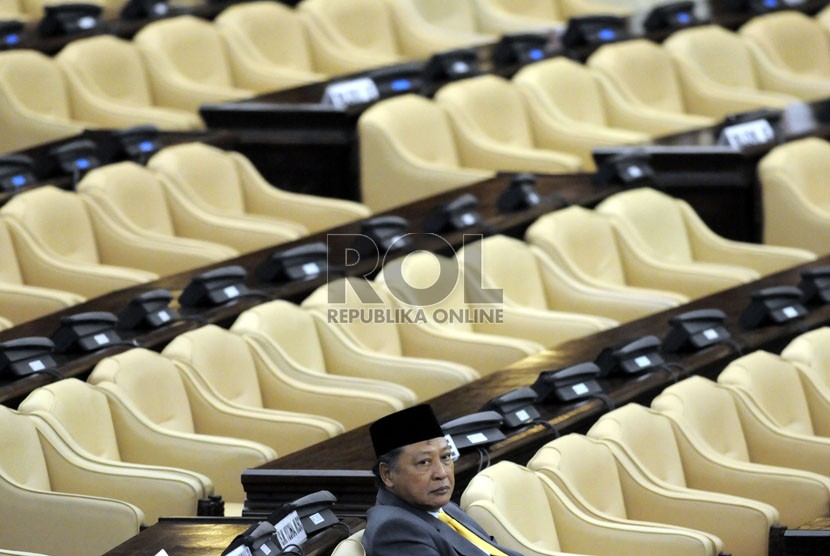 Sejumlah anggota DPR berada di antara kursi-kursi kosong yang penghuninya tidak hadir dalam sidang paripurna di Gedung Nusantara, Kompleks Parlemen, Jakarta, Jumat (15/8).(Republika/Aditya Pradana Putra)