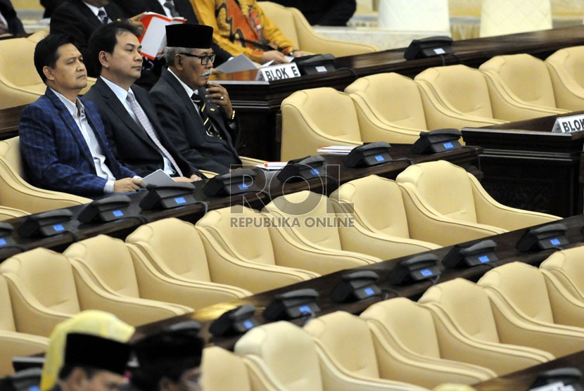Sejumlah anggota DPR berada di antara kursi-kursi kosong yang penghuninya tidak hadir dalam sidang paripurna di Gedung Nusantara, Kompleks Parlemen, Jakarta, Jumat (15/8).(Republika/Aditya Pradana Putra)