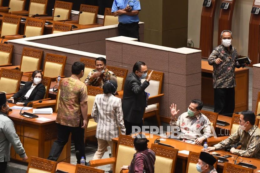 Sejumlah anggota DPR fraksi Partai Demokrat meninggalkan ruang sidang (walk out) saat pembahasan tingkat II RUU Cipta Kerja pada Rapat Paripurna di Kompleks Parlemen, Senayan, Jakarta, Senin (5/10/2020). Dalam rapat paripurna tersebut RUU Cipta Kerja disahkan menjadi Undang-Undang.