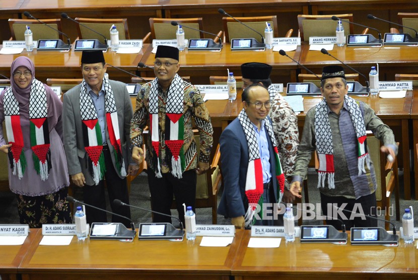Sejumlah anggota DPR mengenakan syal bergambar negara Palestina pada Rapat Paripurna ke-14 di Kompleks Parlemen, Senayan, Jakarta, Senin (11/12).