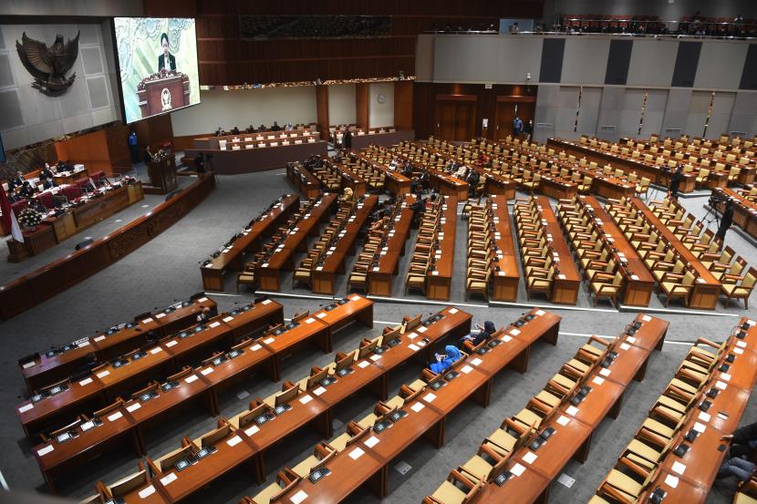 Sejumlah anggota DPR mengikuti rapat paripurna di Kompleks Parlemen, Senayan, Jakarta, Kamis (14/4/2022). Rapat itu beragenda mendengarkan pidato ketua DPR pada penutupan masa persidangan IV tahun sidang 2022. 