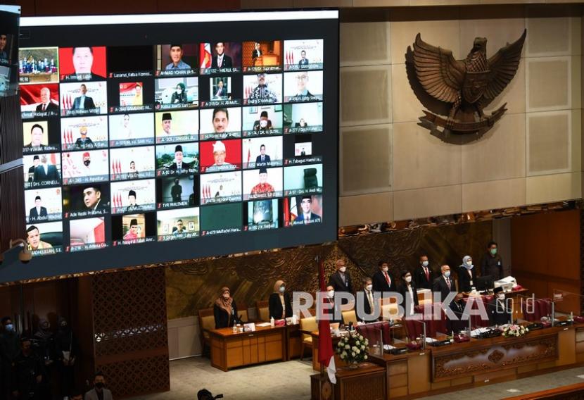 Sejumlah anggota DPR mengikuti Rapat Paripurna pengesahan UU Pertanggungjawaban atas Pelaksanaan (P2) Anggaran Pendapatan dan Belanja Negara (APBN) Tahun Anggaran 2020 secara daring yang dilihat dari Kompleks Parlemen, Senayan, Jakarta, Selasa (7/9/2021). DPR secara resmi mengesahkan RUU P2 APBN 2020 menjadi undang-undang.