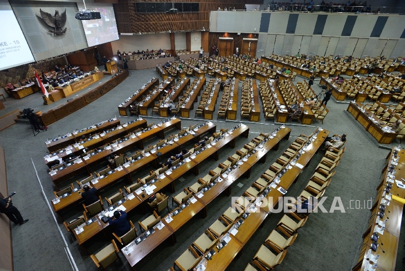 Sejumlah anggota DPR mengikuti Sidang Paripurna di Gedung Nusantara II, Kompleks Parlemen, senayan, Jakarta, Rabu(25/10).