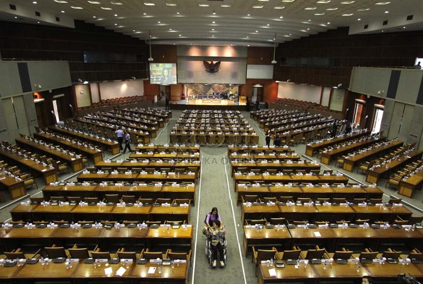  Sejumlah anggota DPR mengikuti sidang paripurna Pembukaan Masa Persidangan III Tahun Sidang 2013-2014 di Kompleks Parlemen, Senayan, Jakarta, Rabu (15/1).    (Republika/Adhi Wicaksono)