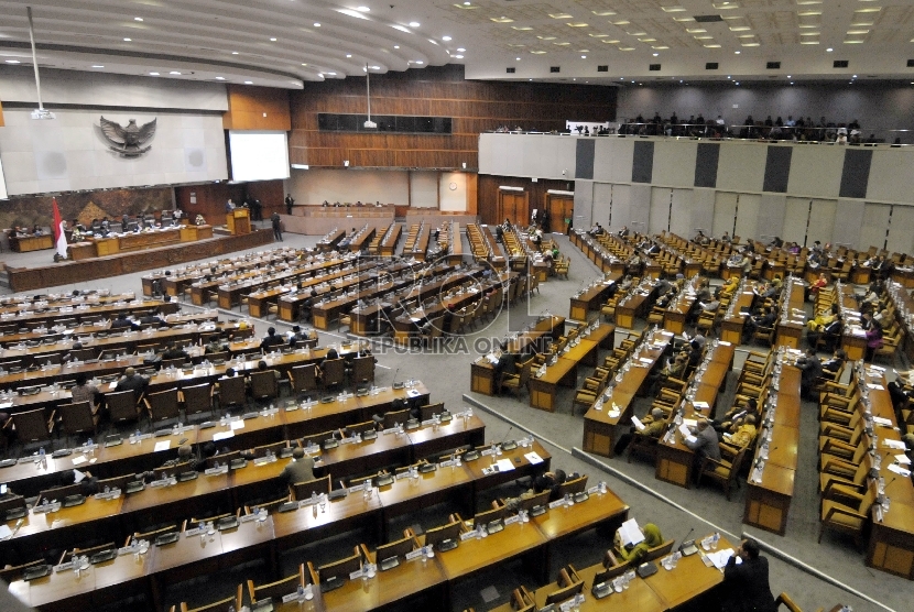  Sejumlah Anggota DPR RI mengikuti Sidang Paripurna pembukaan masa sidang II tahun 2015-2016 di Kompleks Parlemen, Jakarta, Senin (16/11).   (Republika/Rakhmawaty La'lang)