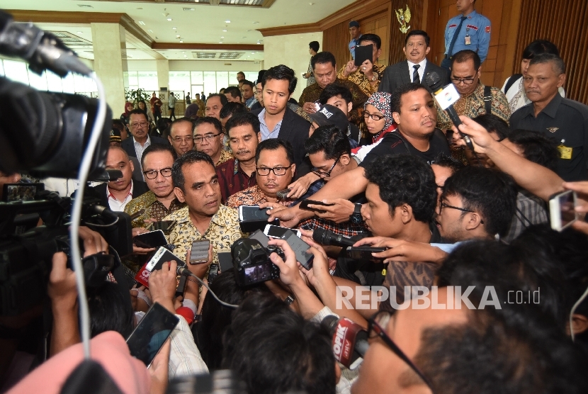 Sejumlah anggota DPR yang menolak hak angket KPK dan 'walkout' saat Rapat Paripurna DPR memberi keterangan pers di Kompleks Parlemen, Senayan, Jakarta, Jumat (28/4). 