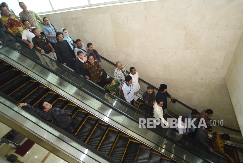 Sejumlah anggota DPR yang menolak hak angket KPK melakukan 'walk out' saat Rapat Paripurna DPR di Kompleks Parlemen, Senayan, Jakarta, Jumat (28/4). 