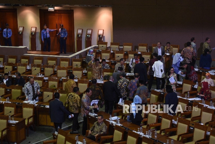 A number of House of Representatives members walked out of the plenary meeting to protest inquiry rights in e-ID corruption case, Jakarta, Friday (April 28). 