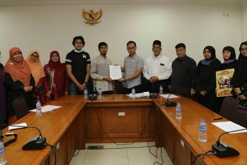 Sejumlah anggota DPRD Jabar dan elemen masyarakat yang tergabung dalam Aliansi Ruang Riung Kota Bandung menyatakan sikap penolakan terhadap Rancangan Undang-Undang (RUU) Penghapusan Kekerasan Seksual (P-KS) di Gedung DPRD Provinsi Jabar, Senin (16/9).
