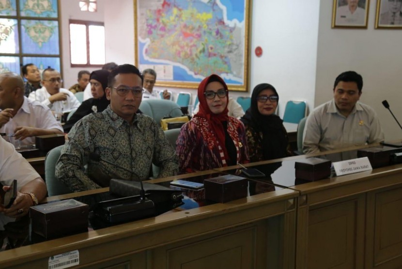 Sejumlah anggota DPRD Jabar memberi masukan kepada Pemprov Jabar dalam kick of meeting perencanaan 2021 di Gedung Bappeda Provinsi Jabar, Jl Ir H Juanda (Dago), Kota Bandung, Rabu (18/12).