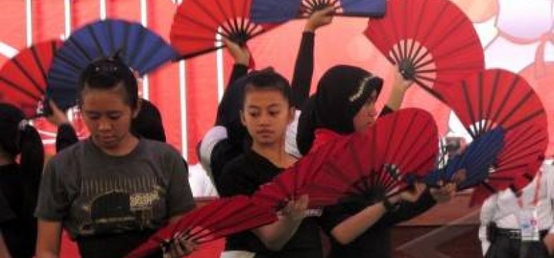 Sejumlah anggota Ikatan Pencak Silat Indonesia (IPSI) melakukan gladi bersih pembukaan pertandingan pencak silat di Padepokan Pencak Silat Taman Mini Indonesia Indah Jakarta.