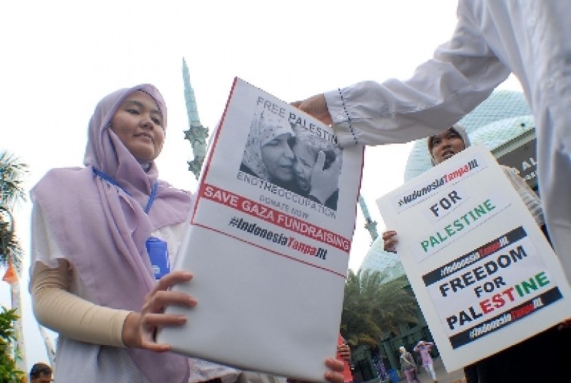 Sejumlah anggota Indonesia Tanpa Jil (ITJ) melakukan aksi solidaritas pengumpulan dana untuk Palestina.