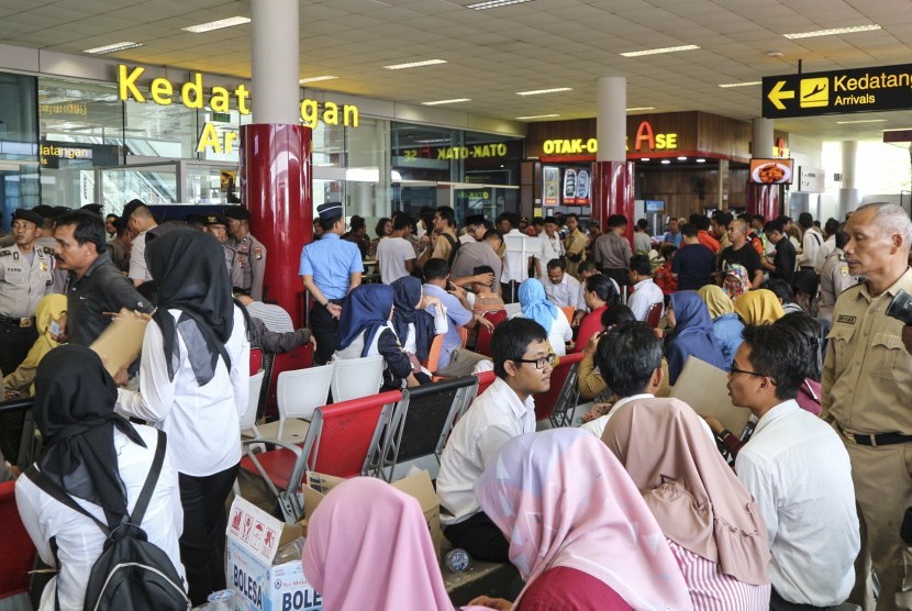 Sejumlah anggota keluarga korban jatuhnya pesawat Lion Air JT-610 rute Jakarta-Pangkalpinang berada di ruang kedatangan Bandara Depati Amir, Pangkalpinang, Bangka Belitung (29/10/2018).