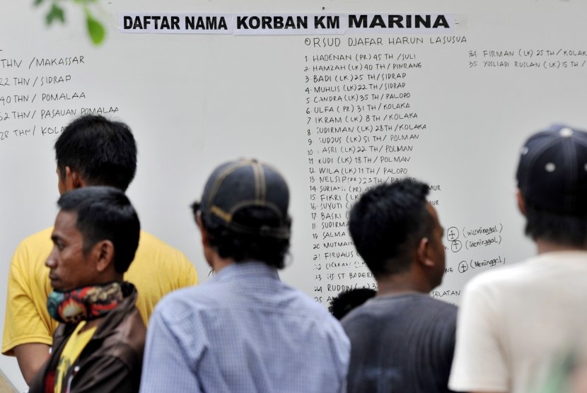 Sejumlah anggota keluarga mengamati daftar nama korban tenggelamnya KM Marina Baru 2B di RSUD Siwa, Kabupaten Wajo, Sulawesi Selatan, Rabu (23/12). (Antara/Yusran Uccang)