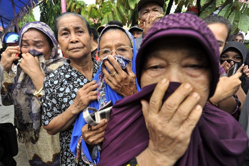 Sejumlah anggota keluarga menyaksikan proses evakuasi empat jenazah korban tenggelamnya KM Marina Baru 2B di RSUD Siwa, Kabupaten Wajo, Sulawesi Selatan, Rabu (23/12). (Antara/Yusran Uccang)