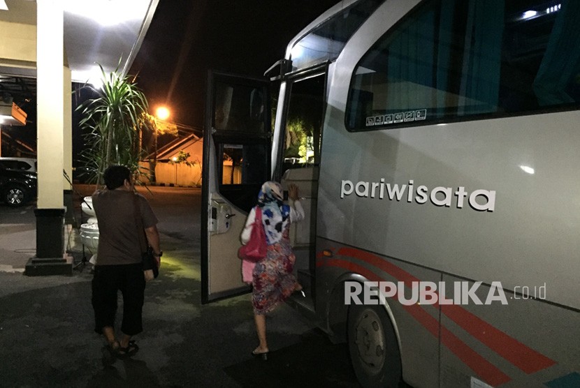  Sejumlah anggota keluarga terduga teroris tiba di Mapolres Tasik  pada Jumat (14/12) setelah menjenguk terduga teroris di Jakarta. Kedatangan  mereka disambut oleh Kapolres Tasikmalaya Kota, AKB Febry Kurniawan Ma'ruf  yang juga sempat menyampaikan pembinaan kepada anggota keluarga tersebut.