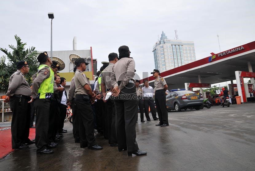  Sejumlah anggota kepolisan melakukan apel dalam rangka pengamanan SPBU di kawasan Pramuka, Jakarta Pusat, Senin (17/6).    (Republika/Prayogi)