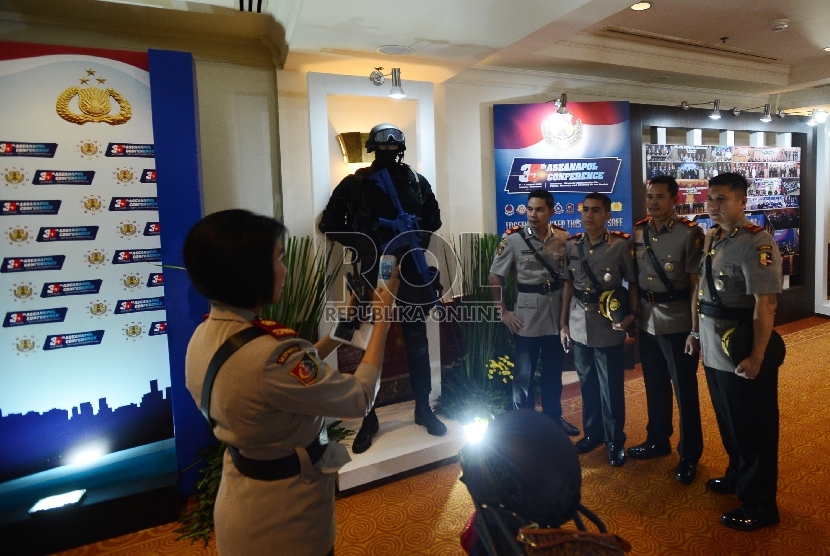 Sejumlah anggota kepolisian berfoto di hall pameran sesaat sebelum pembukaan Konferensi ASENAPOL ke-35 di Jakarta, Selasa (4/8).