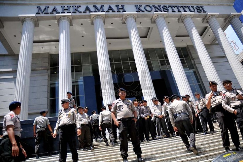  Sejumlah anggota kepolisian berjaga di Gedung Mahkamah Konstitusi (MK), Jakarta,