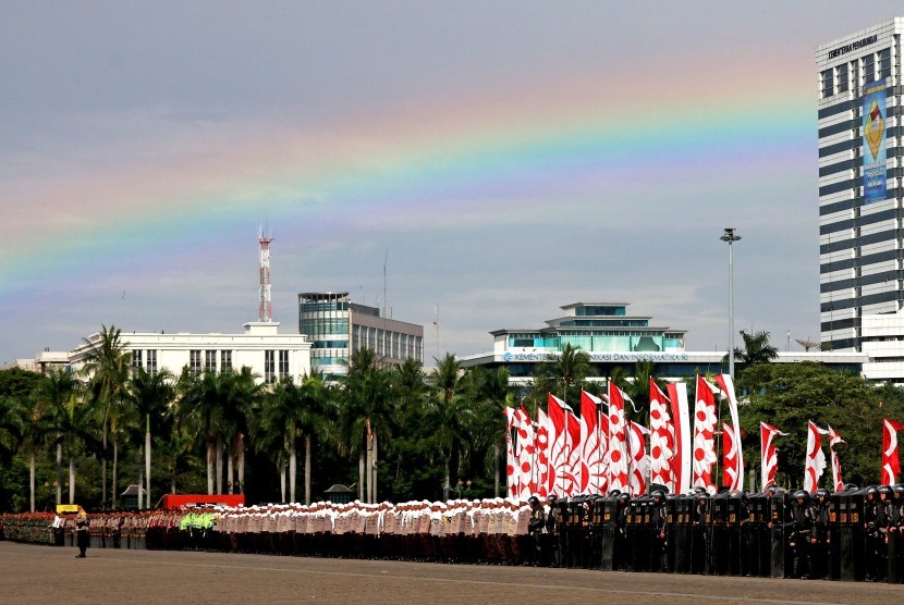 Sejumlah anggota kepolisian dan TNI mengikuti apel gelar pasukan pengamanan aksi bela Islam jilid III (212) di Monas, Jakarta, Kamis (1/12). 